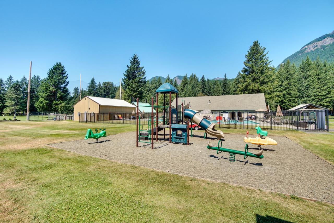 פקווד Riverfront Home With Deck, Near Mount Rainier! מראה חיצוני תמונה