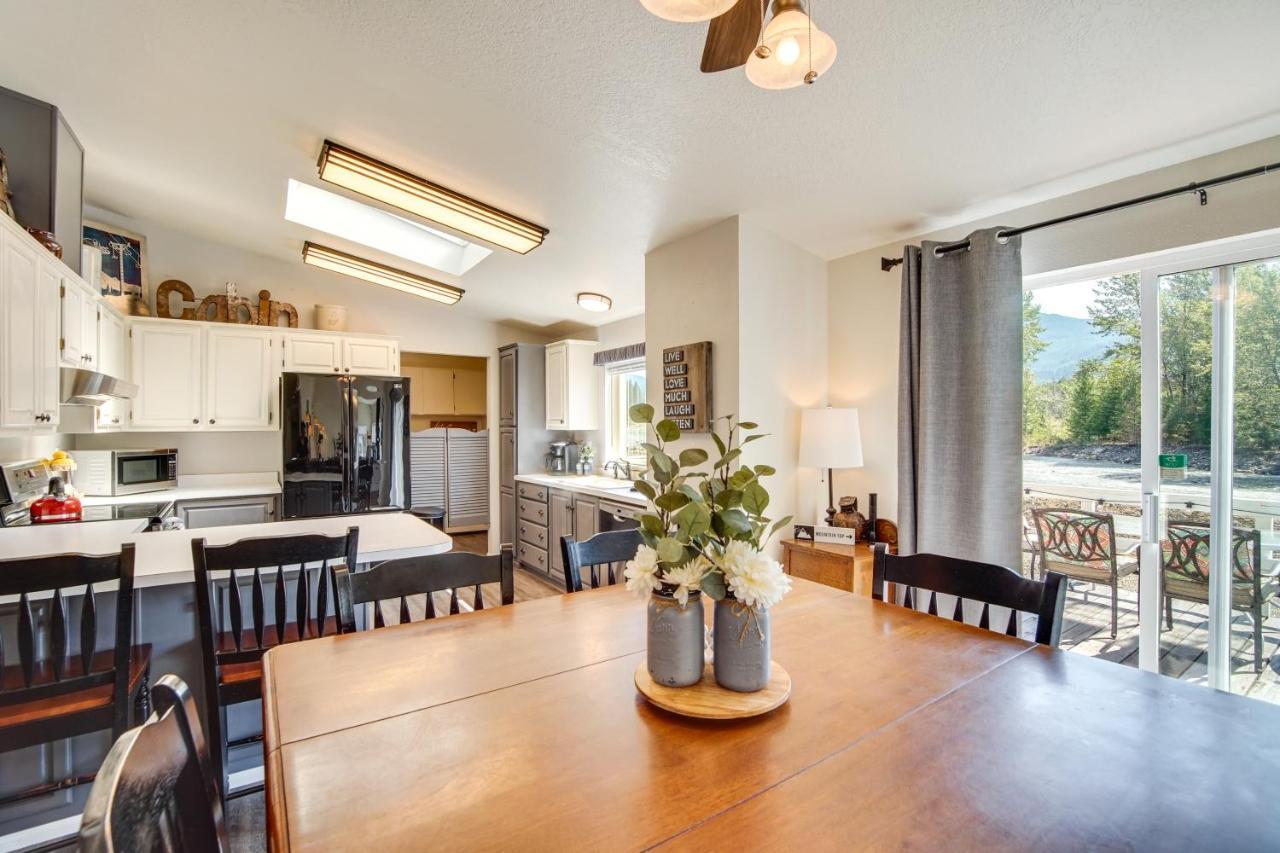 פקווד Riverfront Home With Deck, Near Mount Rainier! מראה חיצוני תמונה