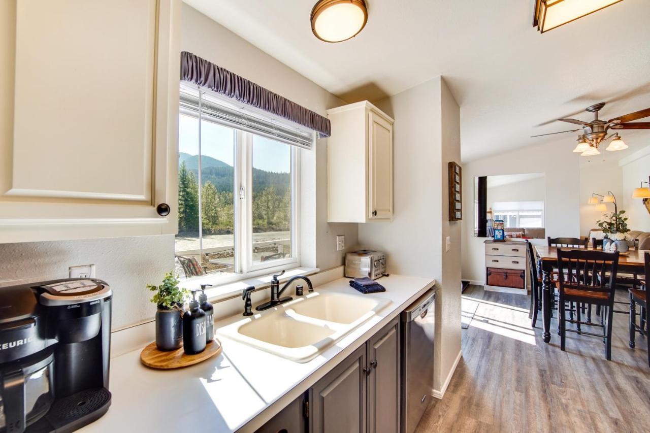 פקווד Riverfront Home With Deck, Near Mount Rainier! מראה חיצוני תמונה
