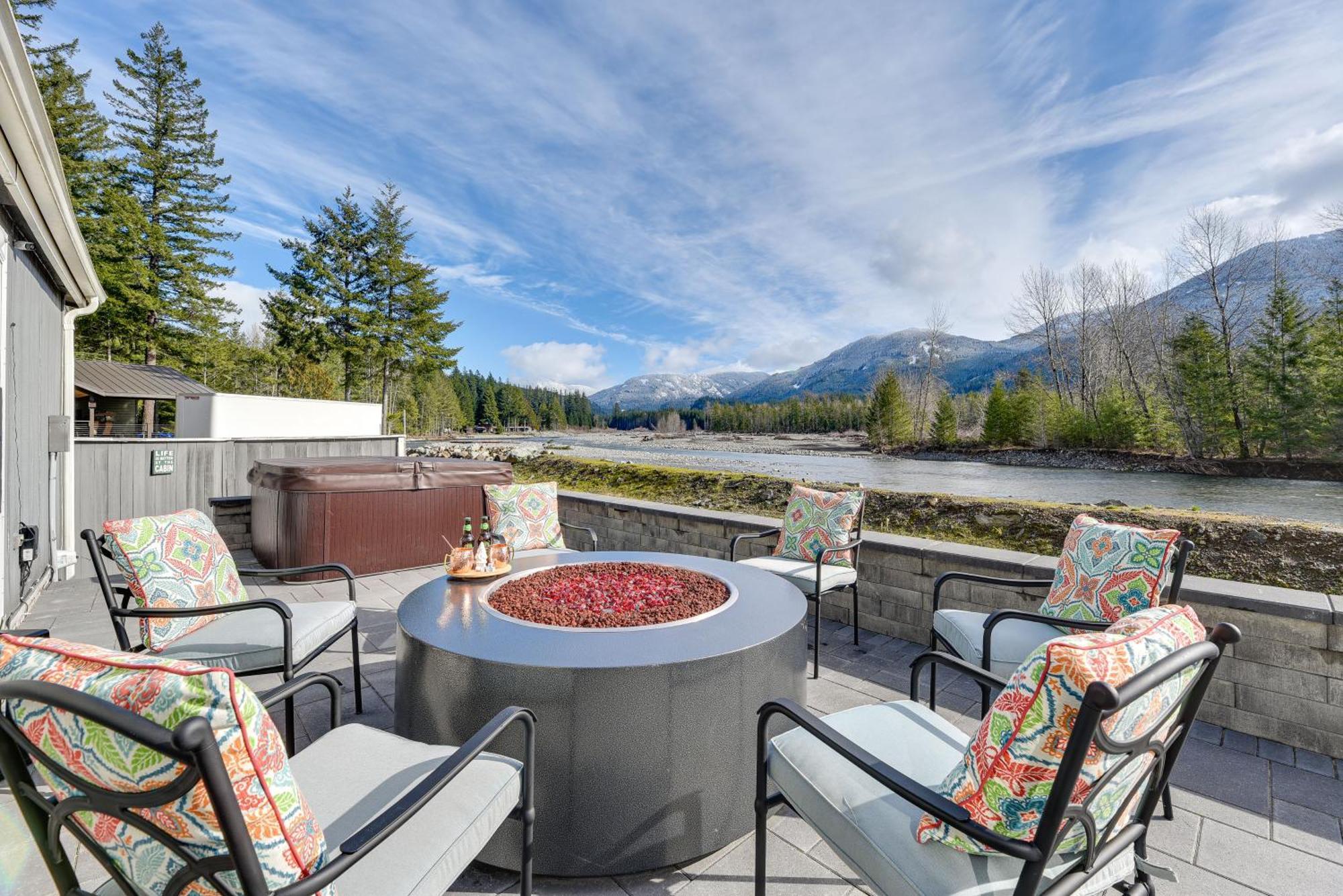 פקווד Riverfront Home With Deck, Near Mount Rainier! מראה חיצוני תמונה